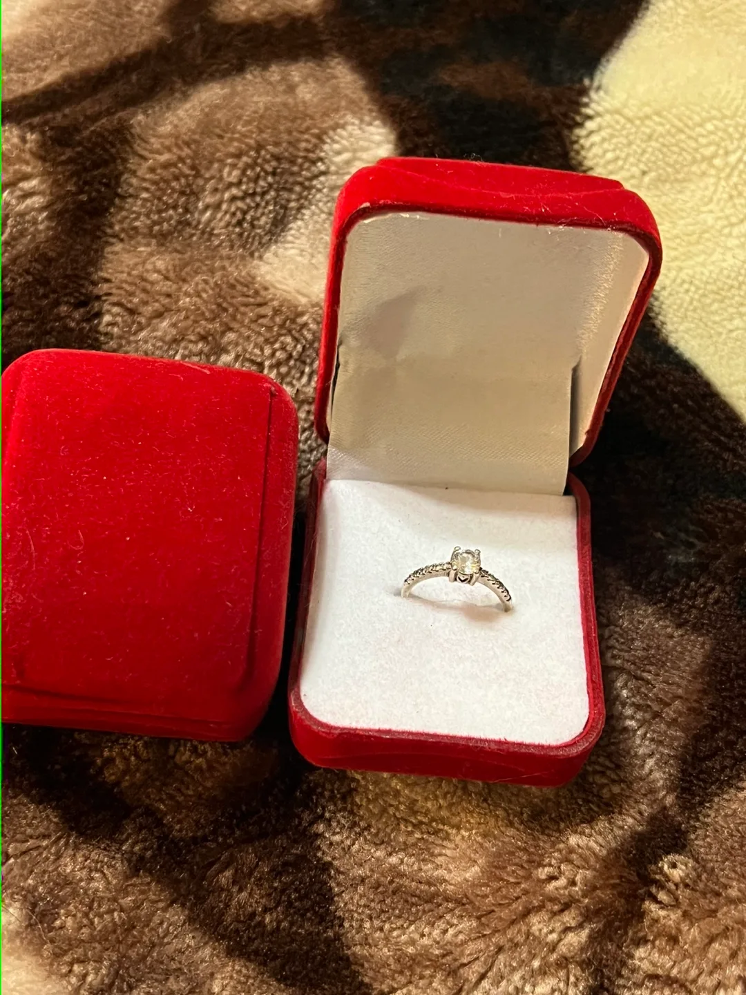 Diamond Ring with Red Box image indicator(3)