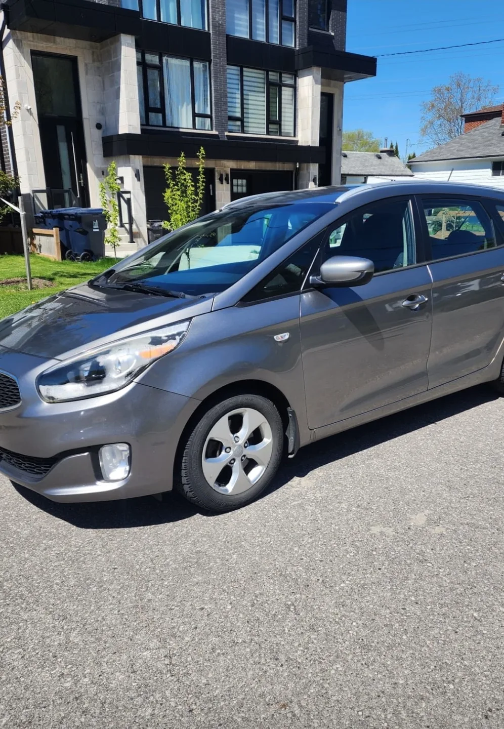 Kia Rondo Grey Minivan thumbnail