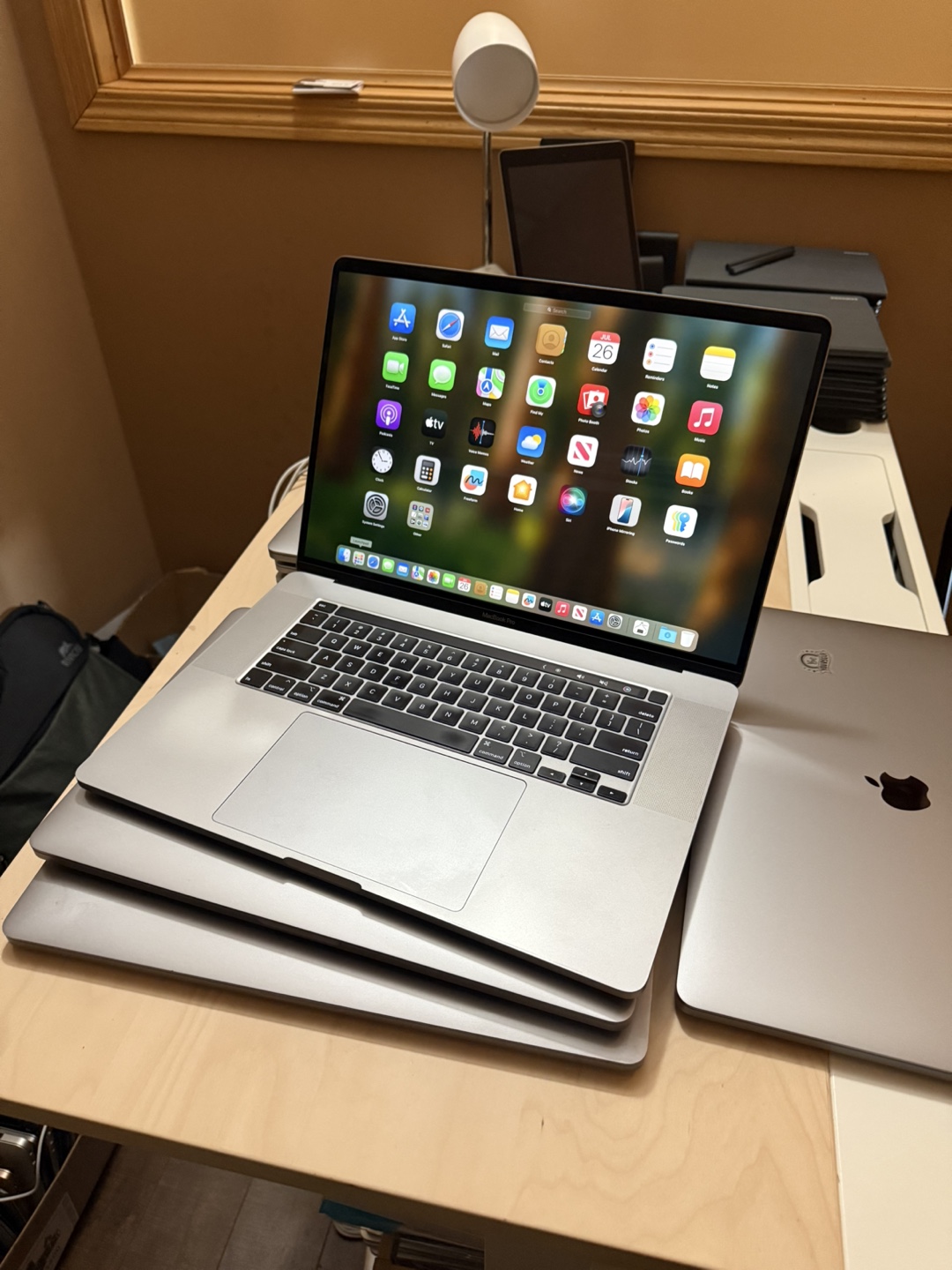 Macbook Pro 2019  Touch Bar Core i7, 4 gb GPU - photo 2