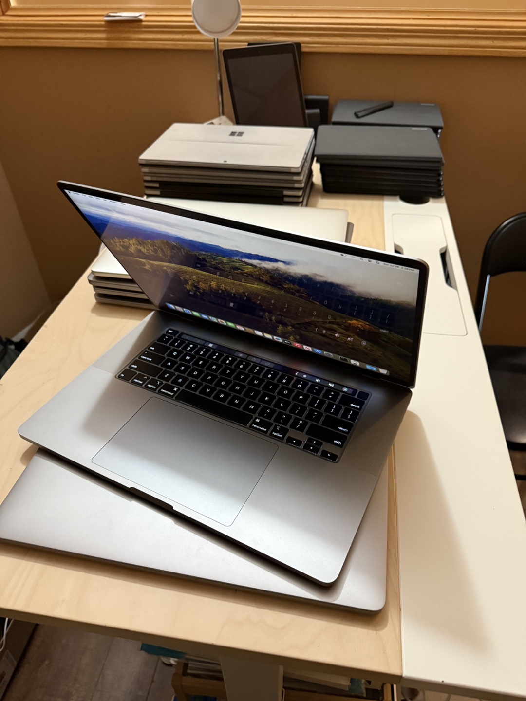 Macbook Pro 2019  Touch Bar Core i7, 4 gb GPU - photo 4