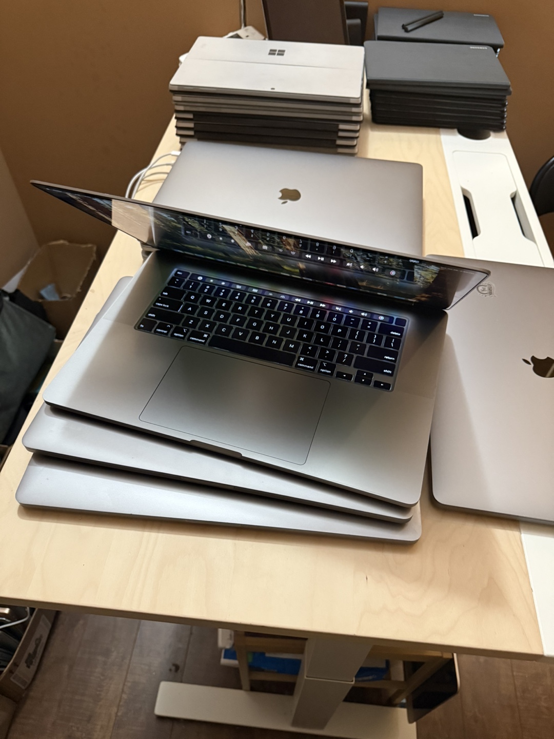 Macbook Pro 2019  Touch Bar Core i7, 4 gb GPU - photo 3