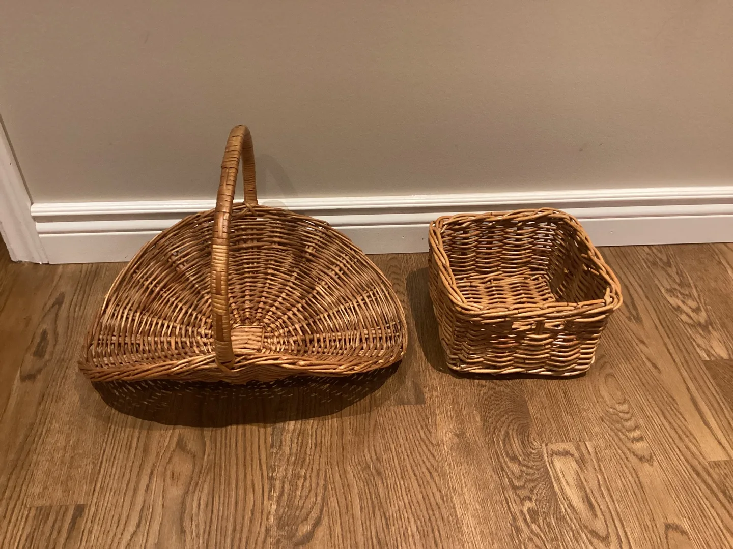2 VINTAGE WICKER BASKETS (SEE DESCRIPTION) thumbnail