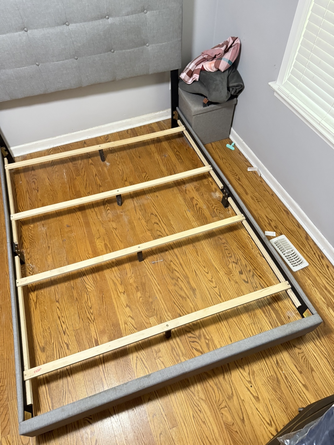 Upholstered Platform Bed Frame - Grey queen size - photo 4