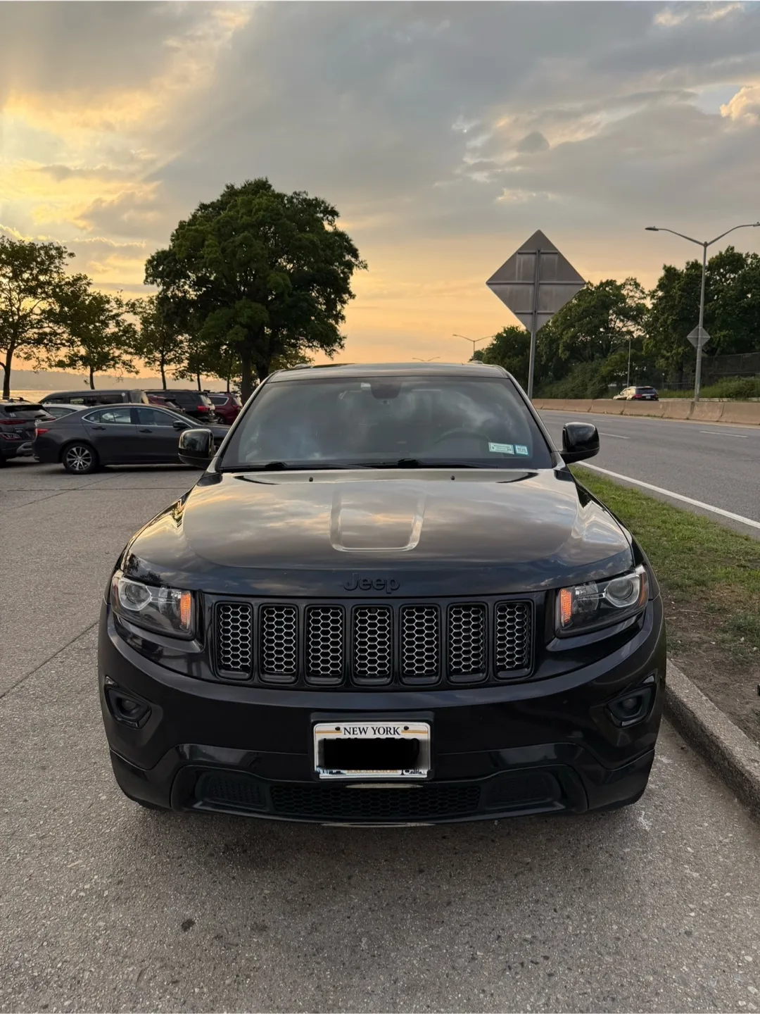Jeep Grand Cherokee - Black SUV thumbnail