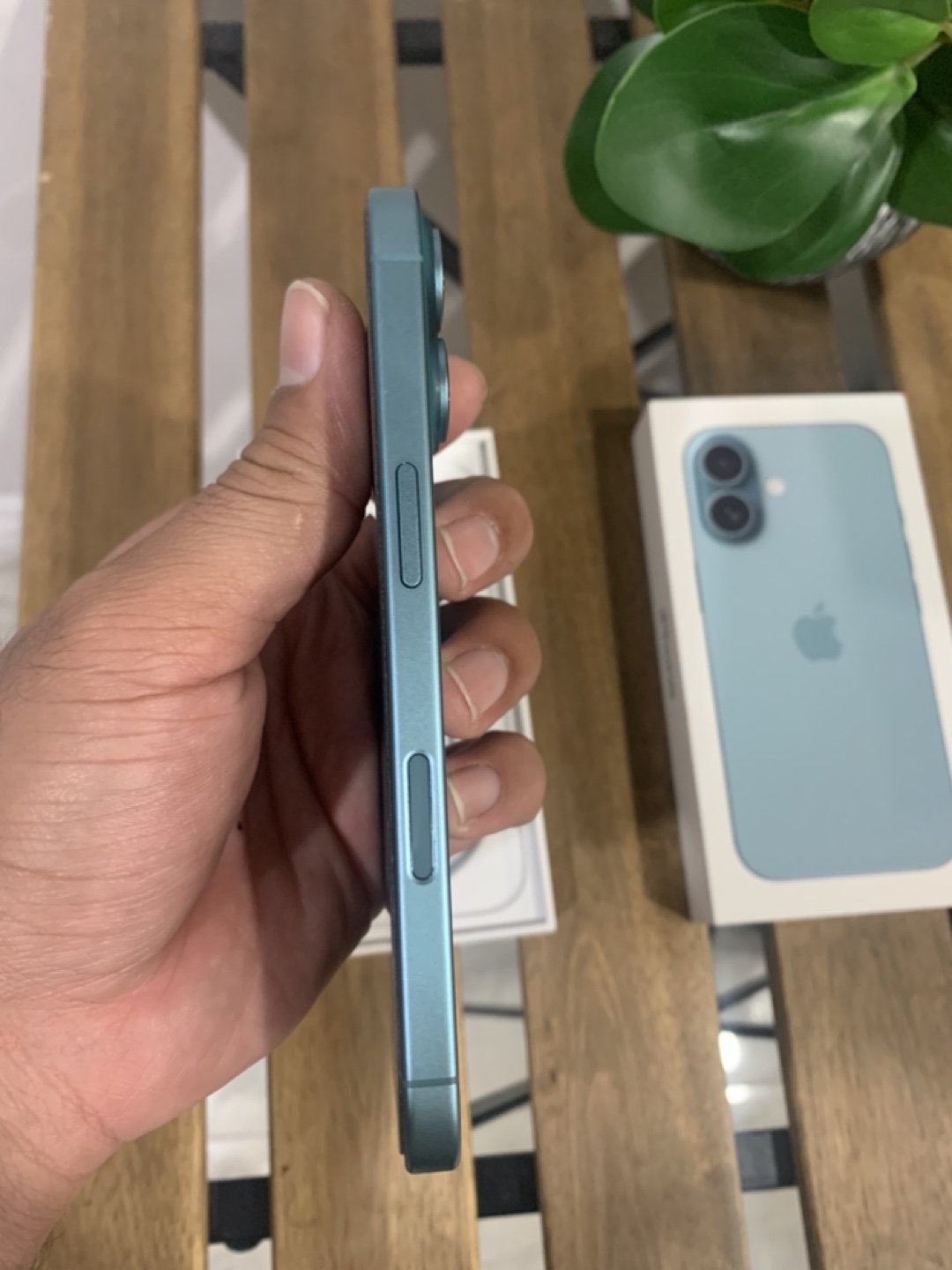 Iphone 16 green - photo 5