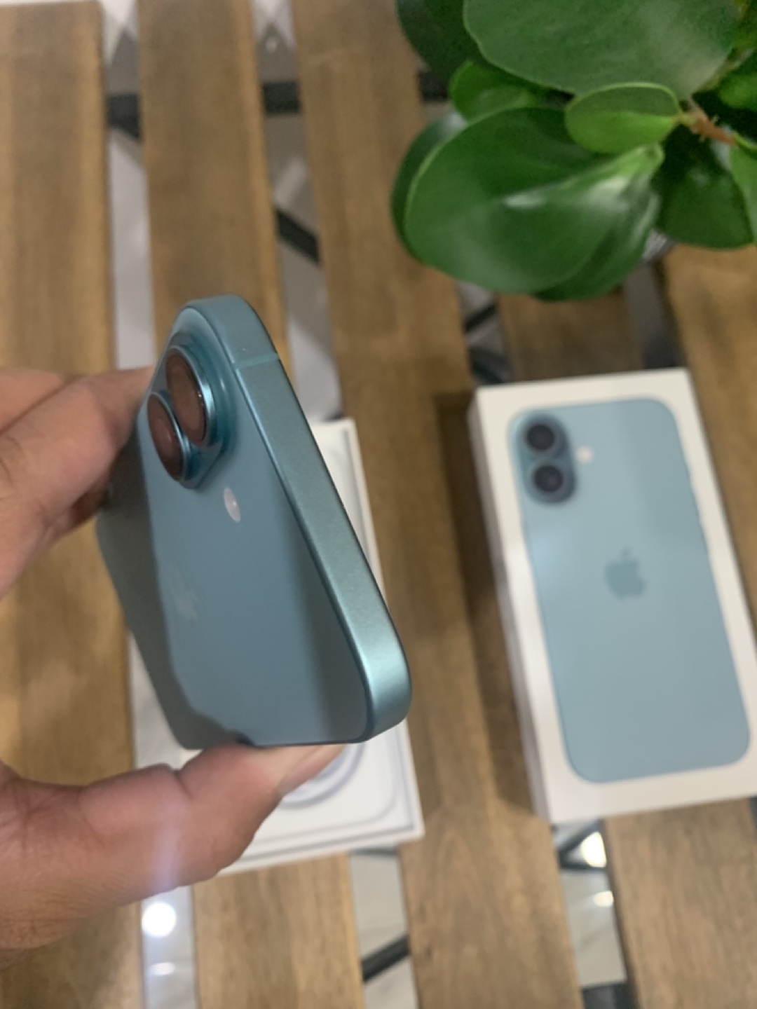 Iphone 16 green - photo 2