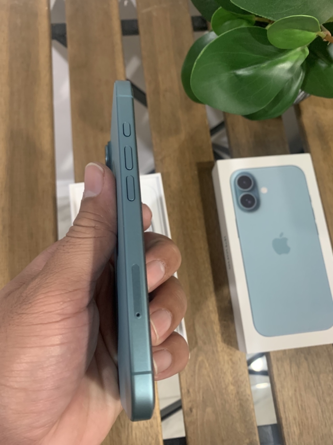 Iphone 16 green - photo 3