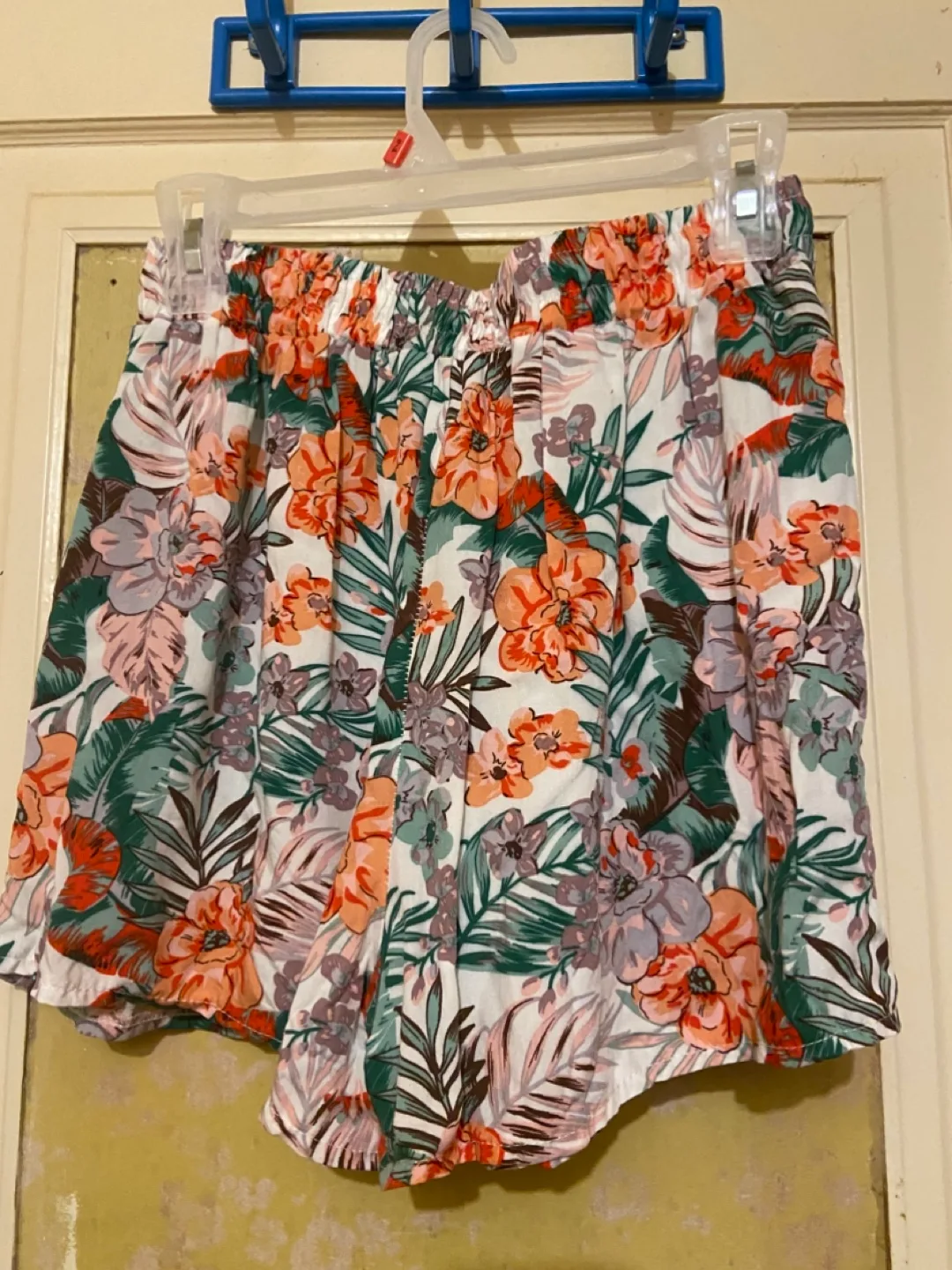 Woman’s  Floral Shorts label as sz XL-XXL( fits szM) image indicator(2)