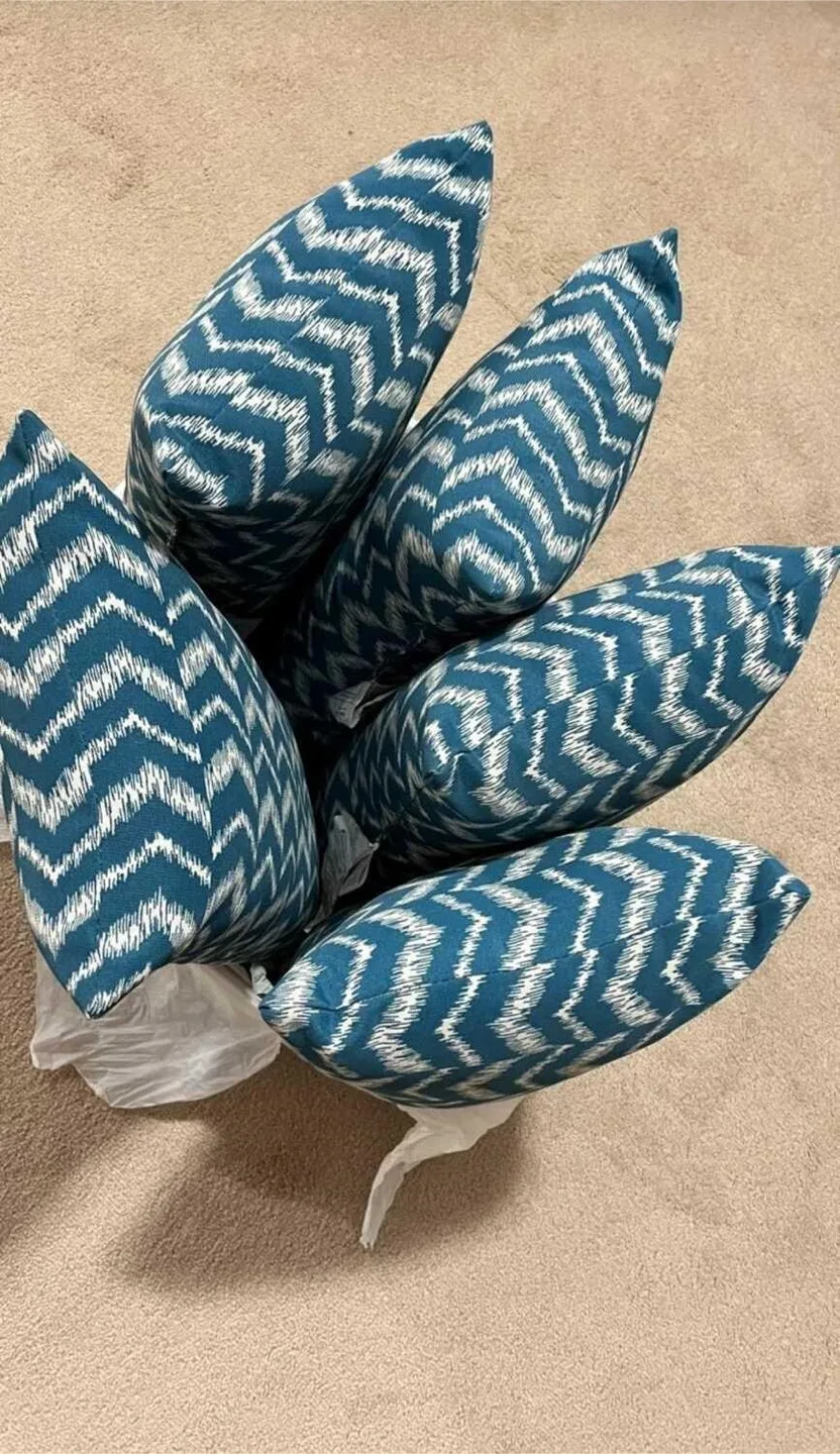 Outdoor pillows - 5 available thumbnail