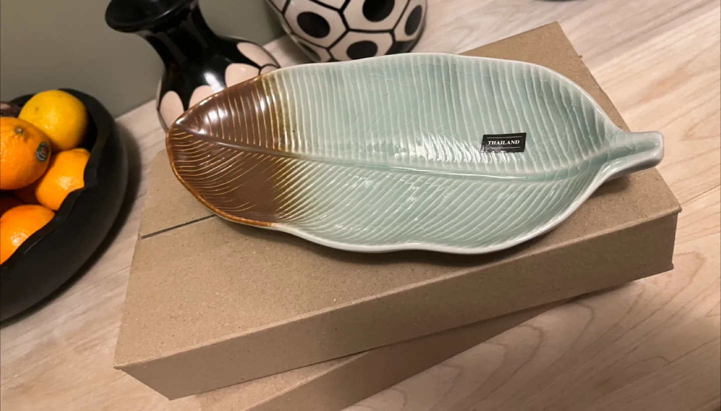 Leaf-Shaped Serving Platter - Unique Design! thumbnail