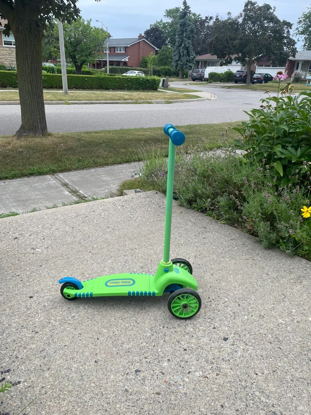 💚moving💚 Little Tikes kids Scooter - Green & Blue🍁🇨🇦 image indicator(3)