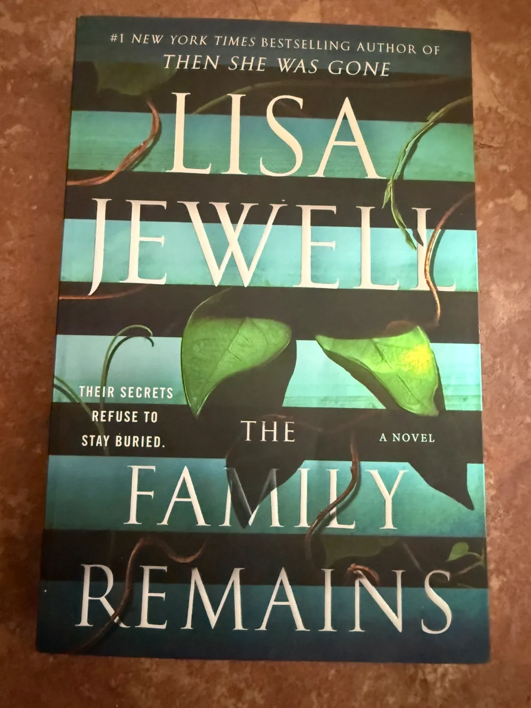 The Family Remains by Lisa Jewell thumbnail