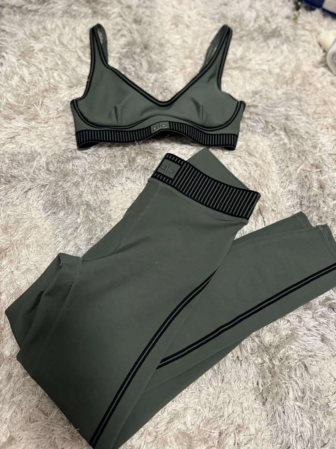 ALO Yoga Bra & Leggings Set - XS/TP thumbnail