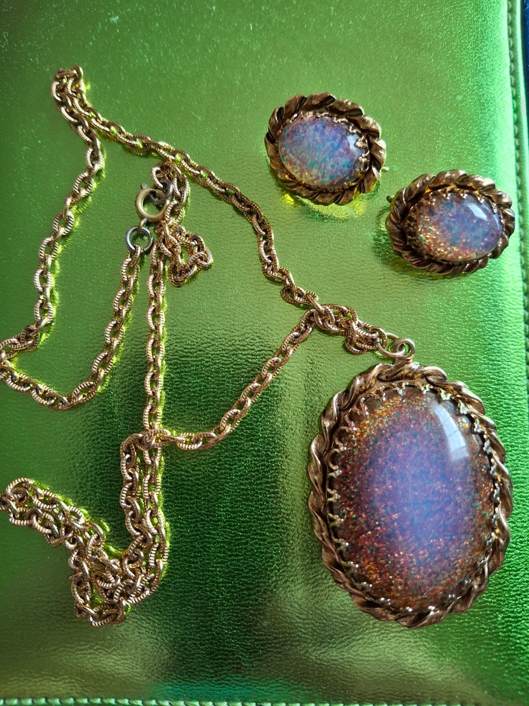 Beautiful necklace and clip earrings set thumbnail