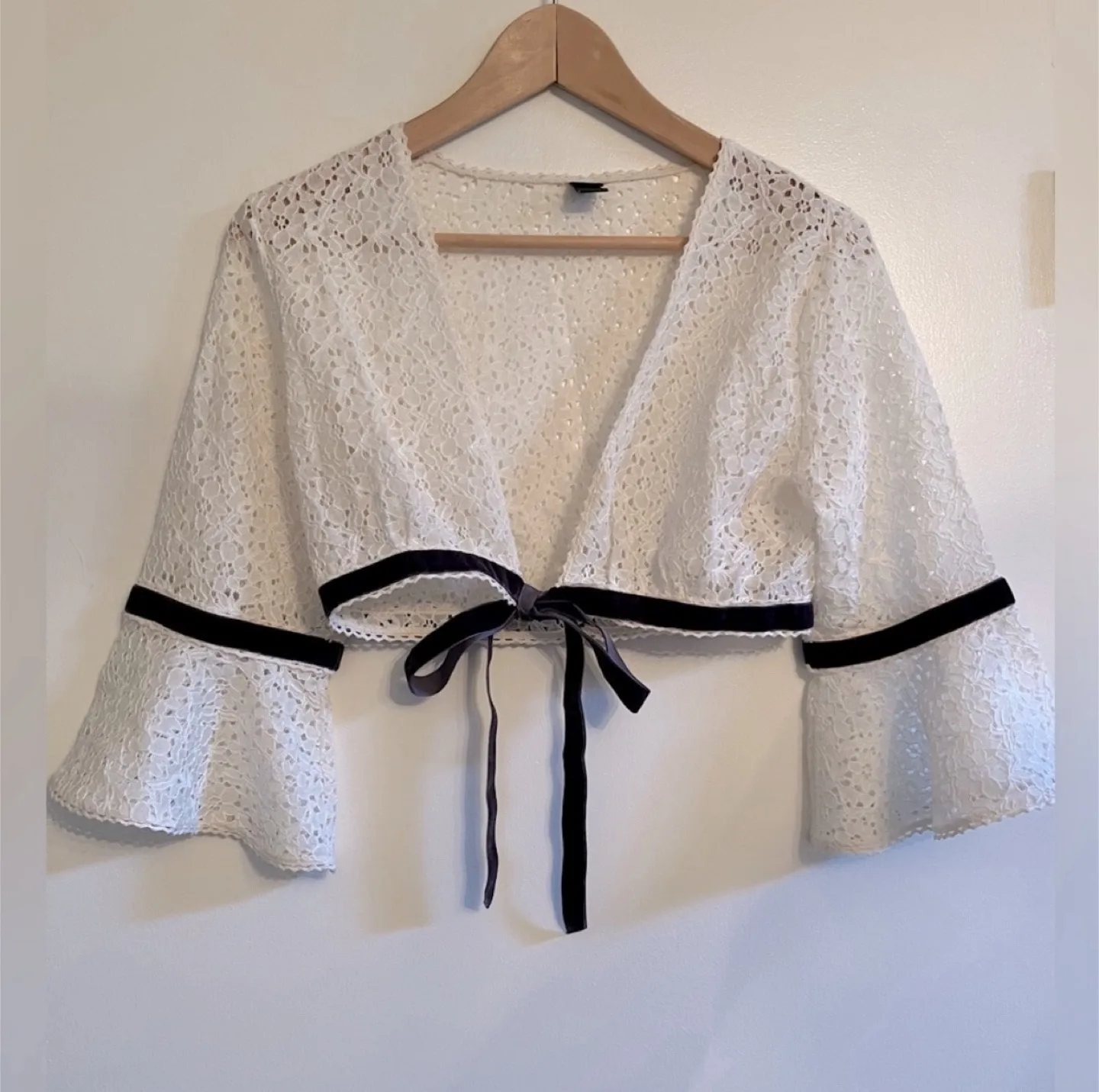 Victoria Secret White Lace Tie Front Bolero 🇨🇦 image indicator(2)