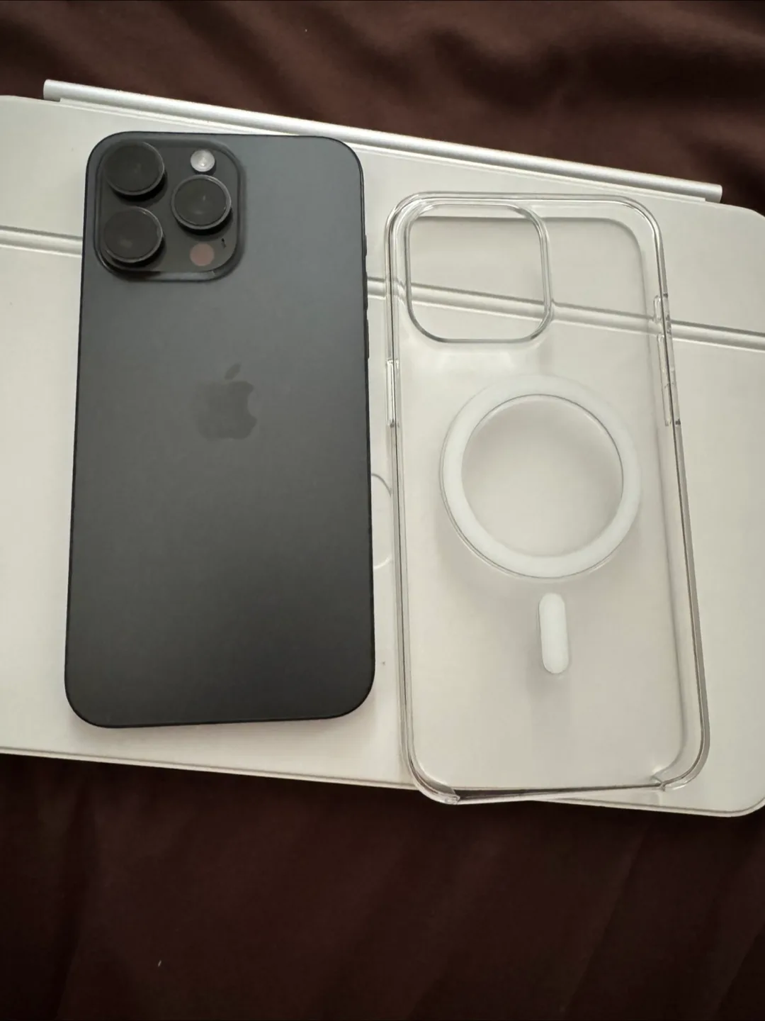 iPhone 15 Pro Max 256GB (unlocked) + Clear Apple MagSafe Case image indicator(2)