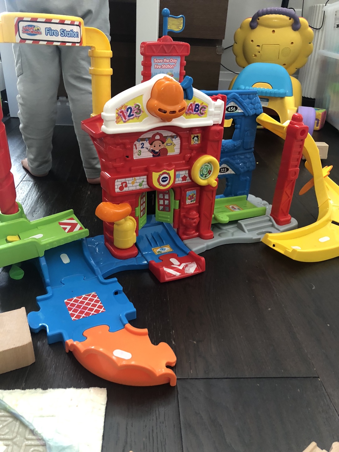 VTech Go! Go! Smart Wheels Save the Day Fire Station