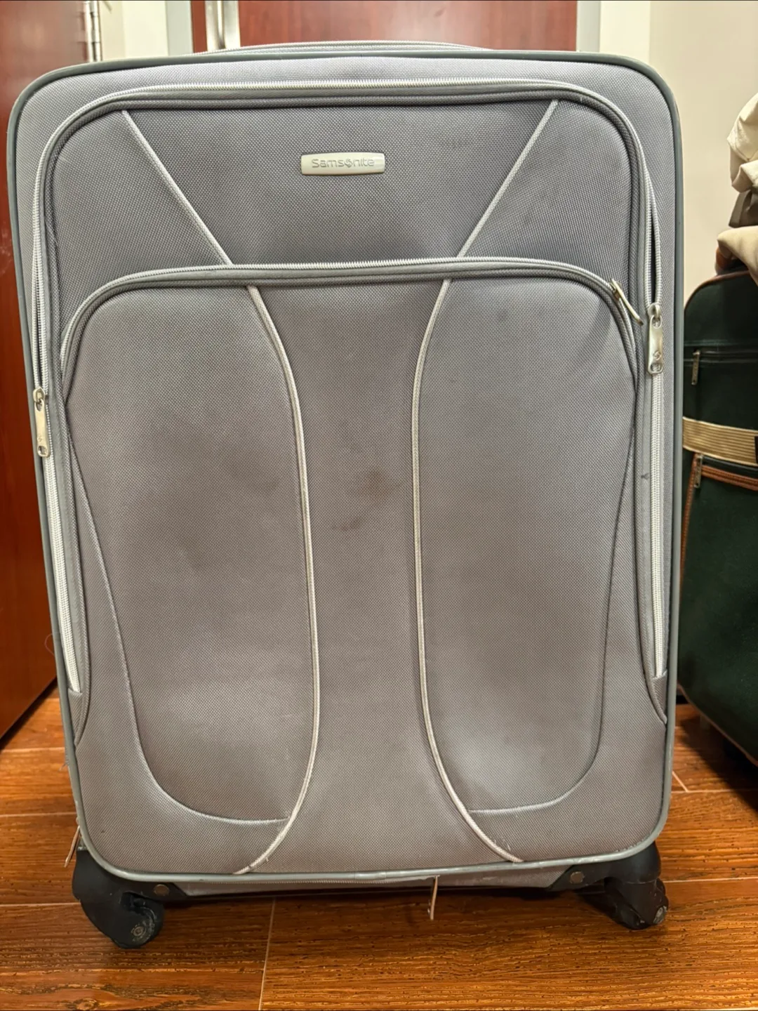 Large Samsonite Grey suitcase thumbnail