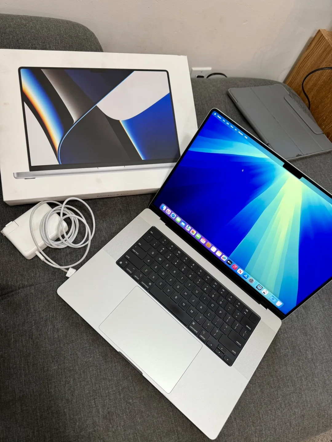 MacBook Pro 16” M1 Pro 16gb / 512gb Like new thumbnail