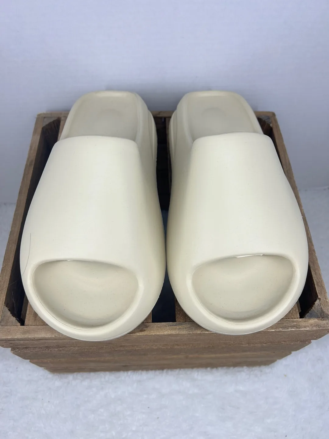 New Unisex Yeezy Slides Sz 7.5 Chanclas Beige Yeezy thumbnail