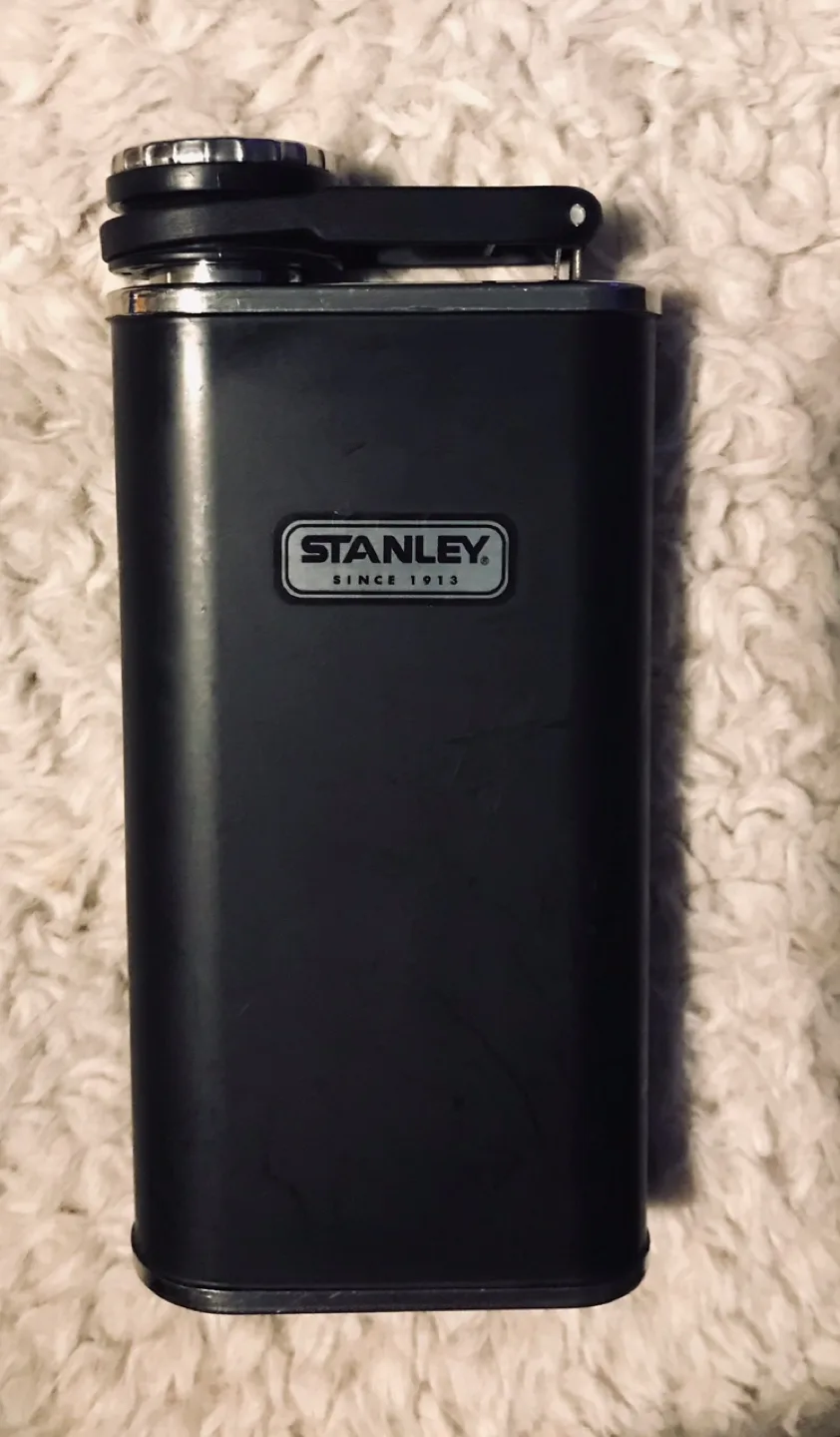 🇨🇦Stanley Easy Fill Flask - Black thumbnail