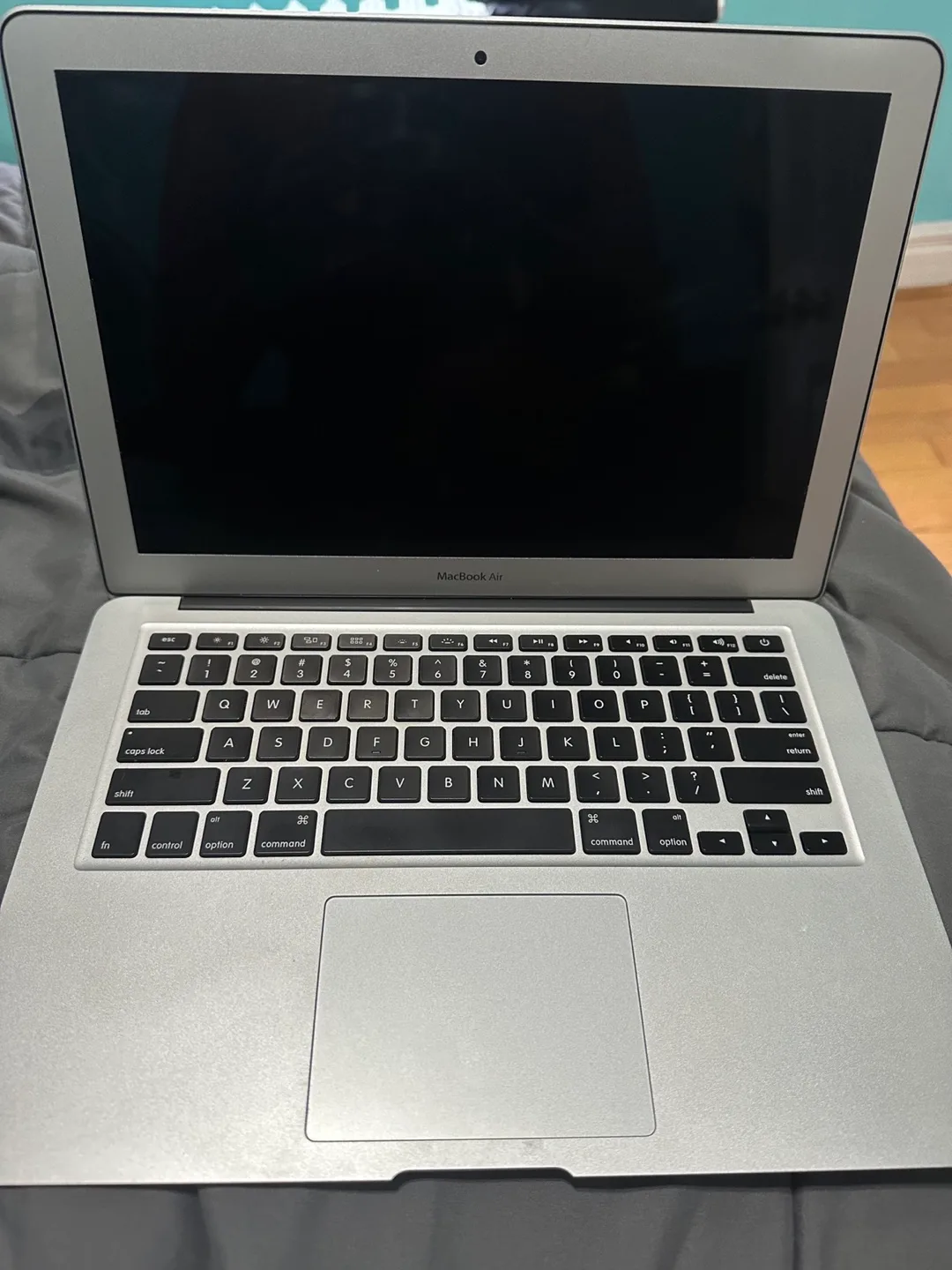 MacBook Air 13” 2017 macOS Monterey thumbnail
