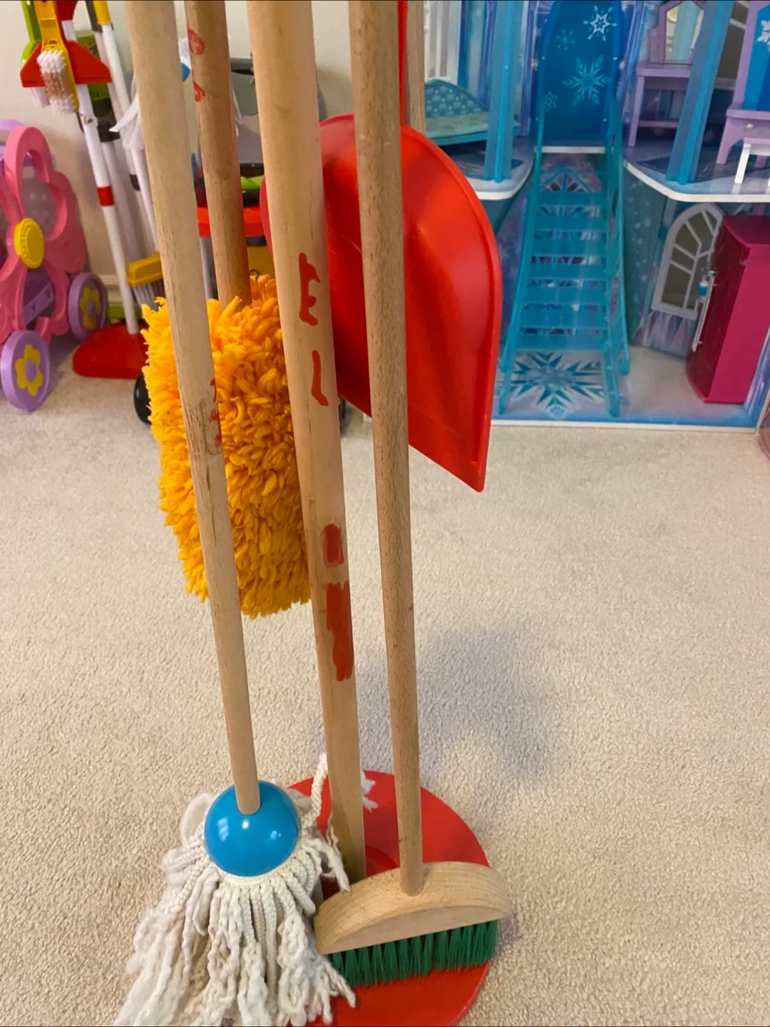 Melissa & Doug Pretend Play Cleaning Set image indicator(2)