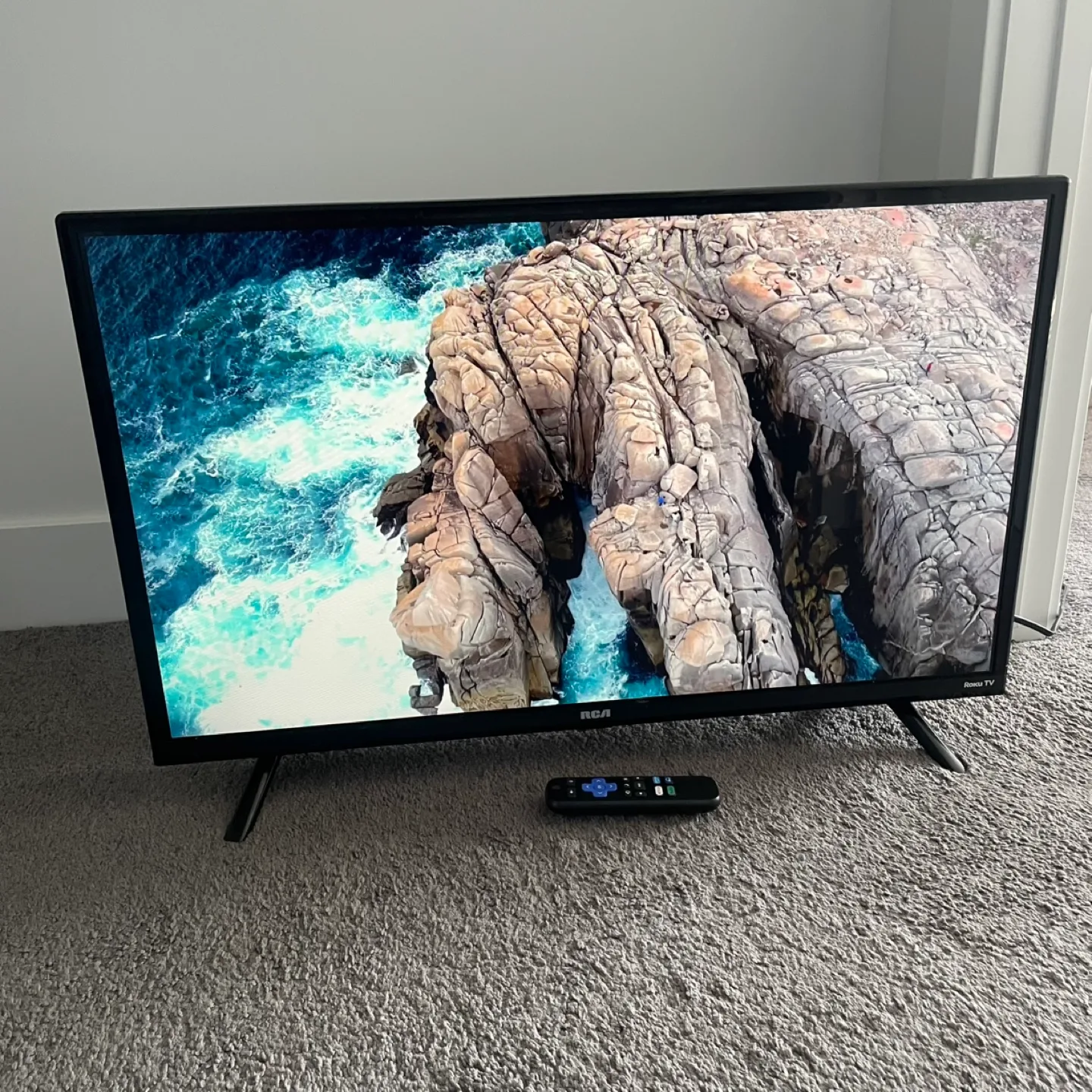 RCA Roku TV 32" Smart TV thumbnail