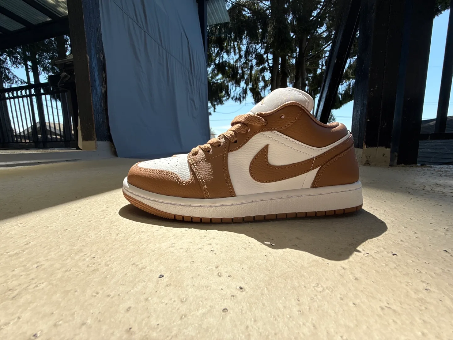 Air Jordan 1 Low SE Brown/White thumbnail