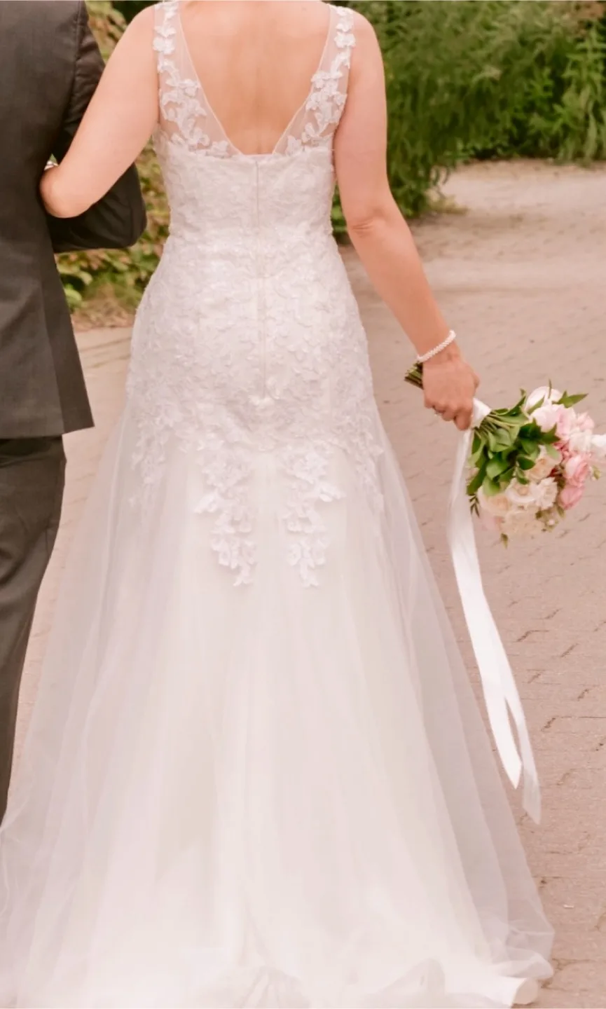 Wedding Dress - Lace Detail Size 12 image indicator(4)