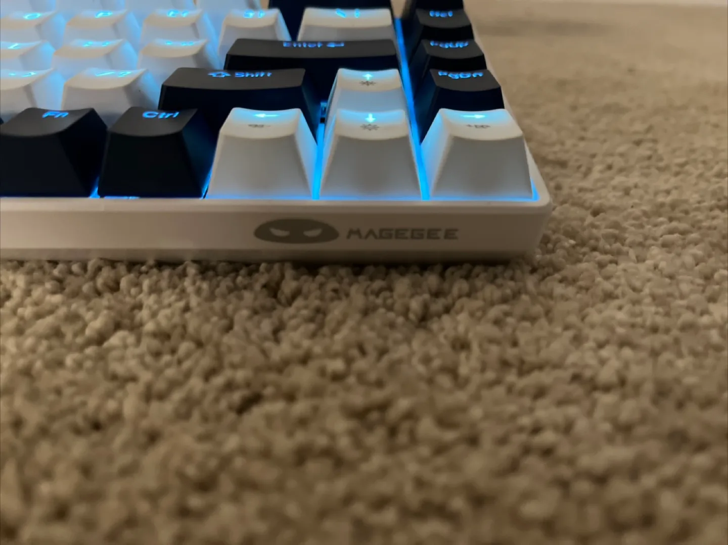 MageGee MK-Box 60% Mechanical Keyboard - White & Blue image indicator(3)