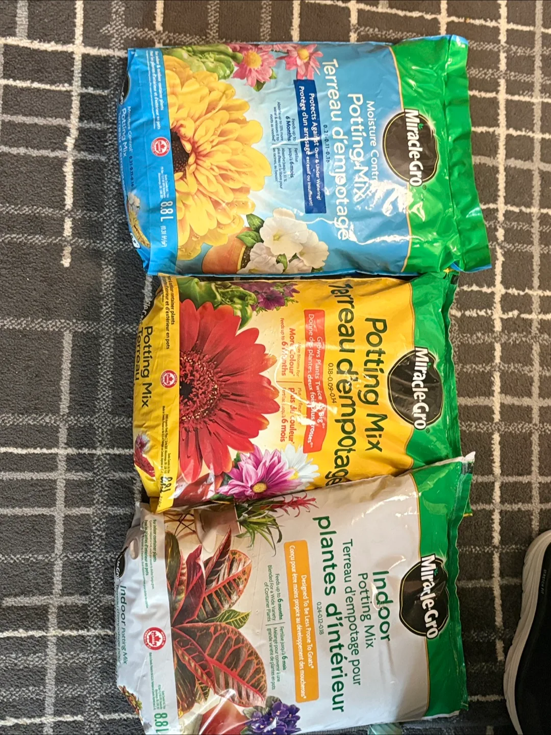 3 new bags Miracle-Gro Potting Mix, 8.8L thumbnail