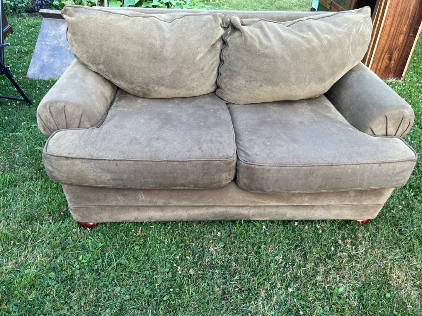 Cozy couch / firm seating thumbnail