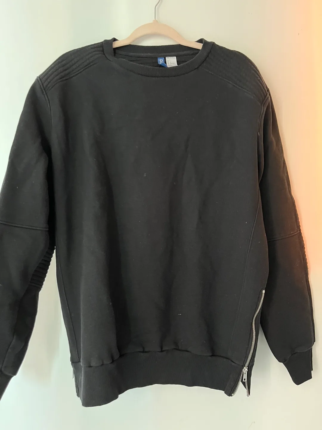H&M Black Sweatshirt - Size L thumbnail