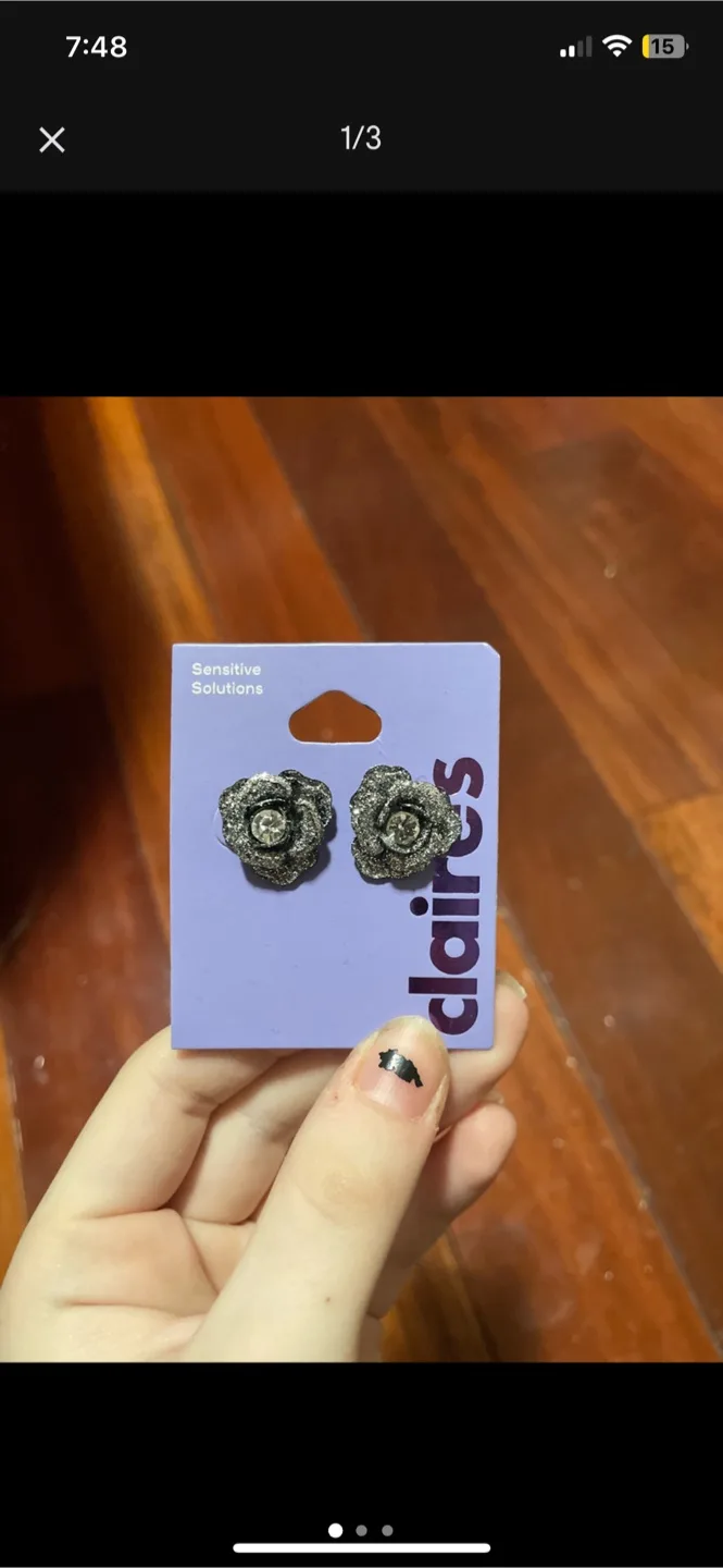 Claire's Flower Stud Earrings - New thumbnail