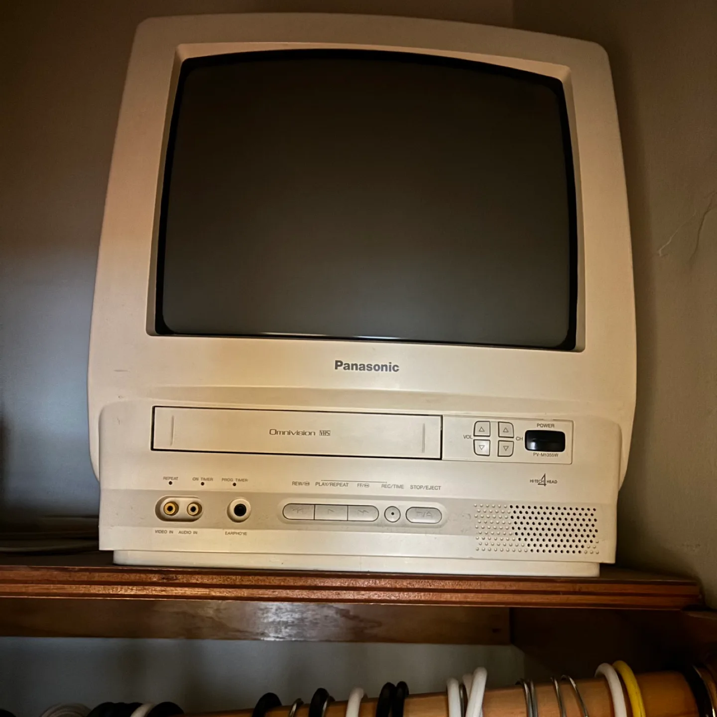 Panasonic Omnivision VHS Combo TV PV-M1355W thumbnail