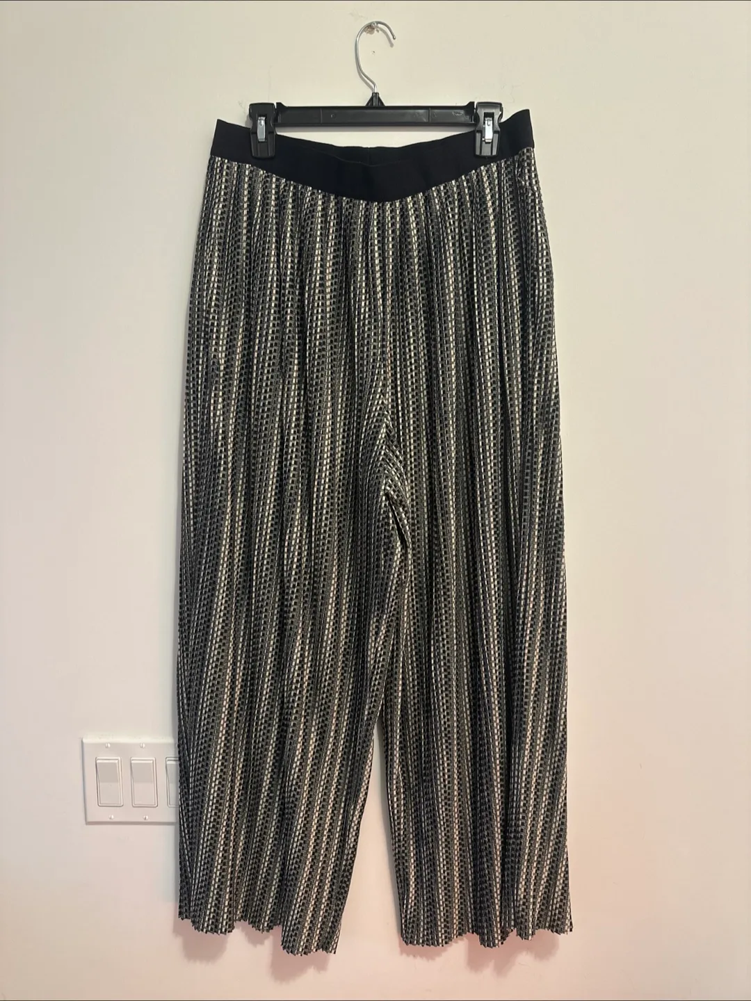 Striped Cropped Pants thumbnail