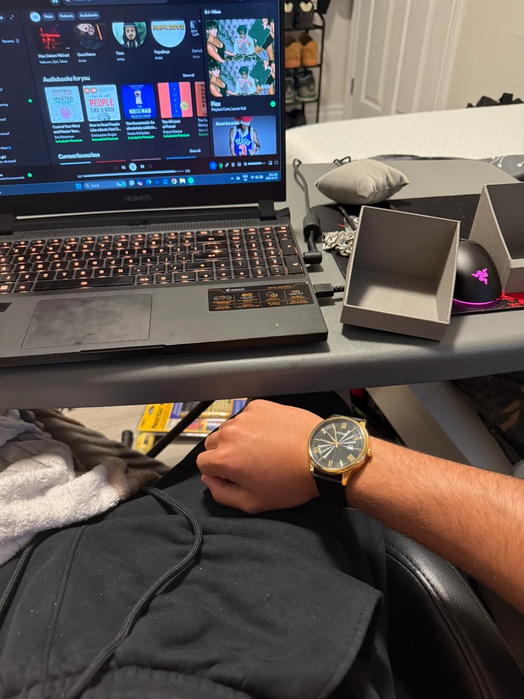 Guess Gold Men's Watch image indicator(4)