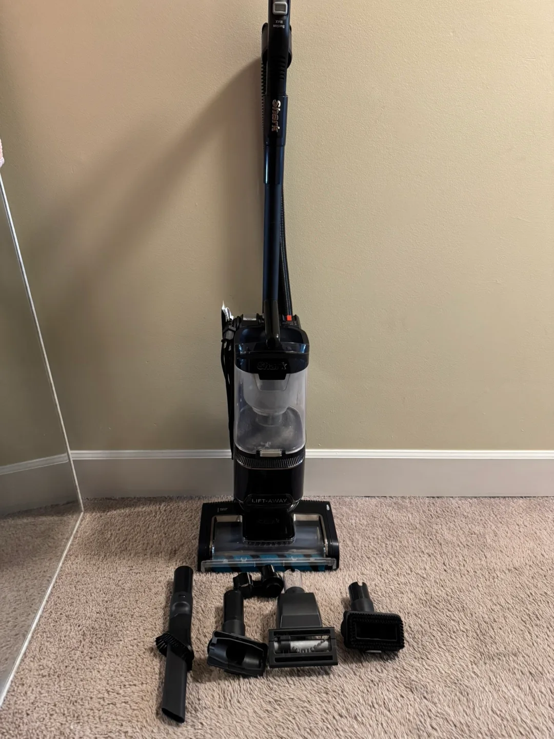 SHARK PERFORMANCE LIFT-AWAY vacuum thumbnail