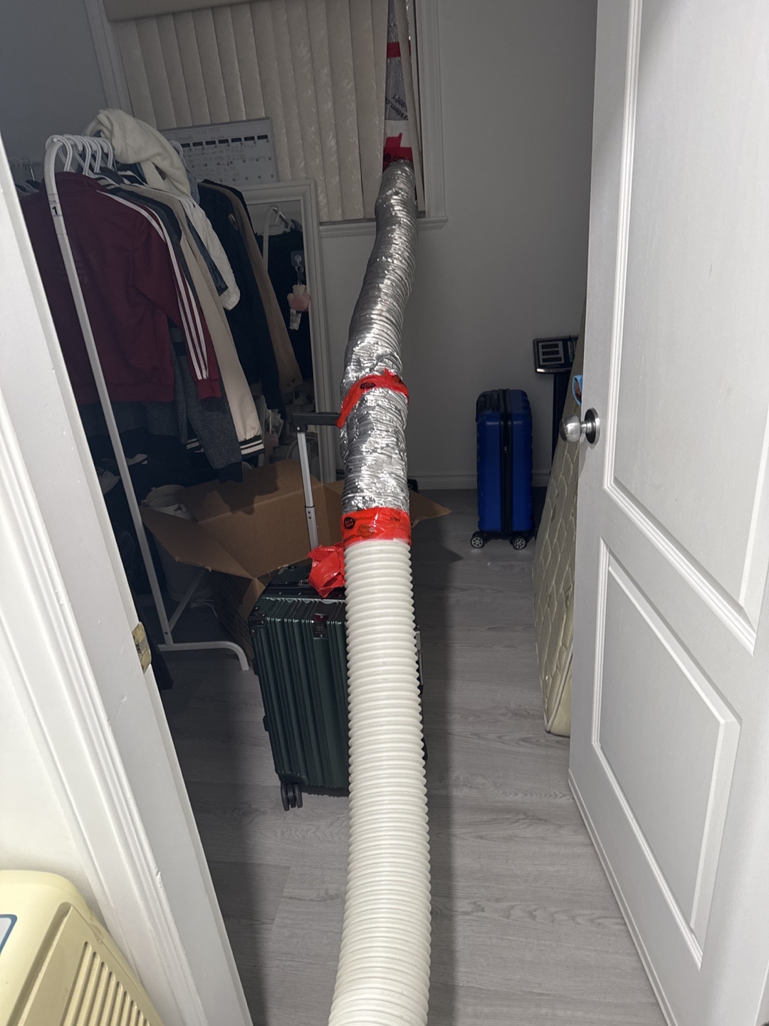 DeLonghi Portable Air Conditioner with Hose - photo 3