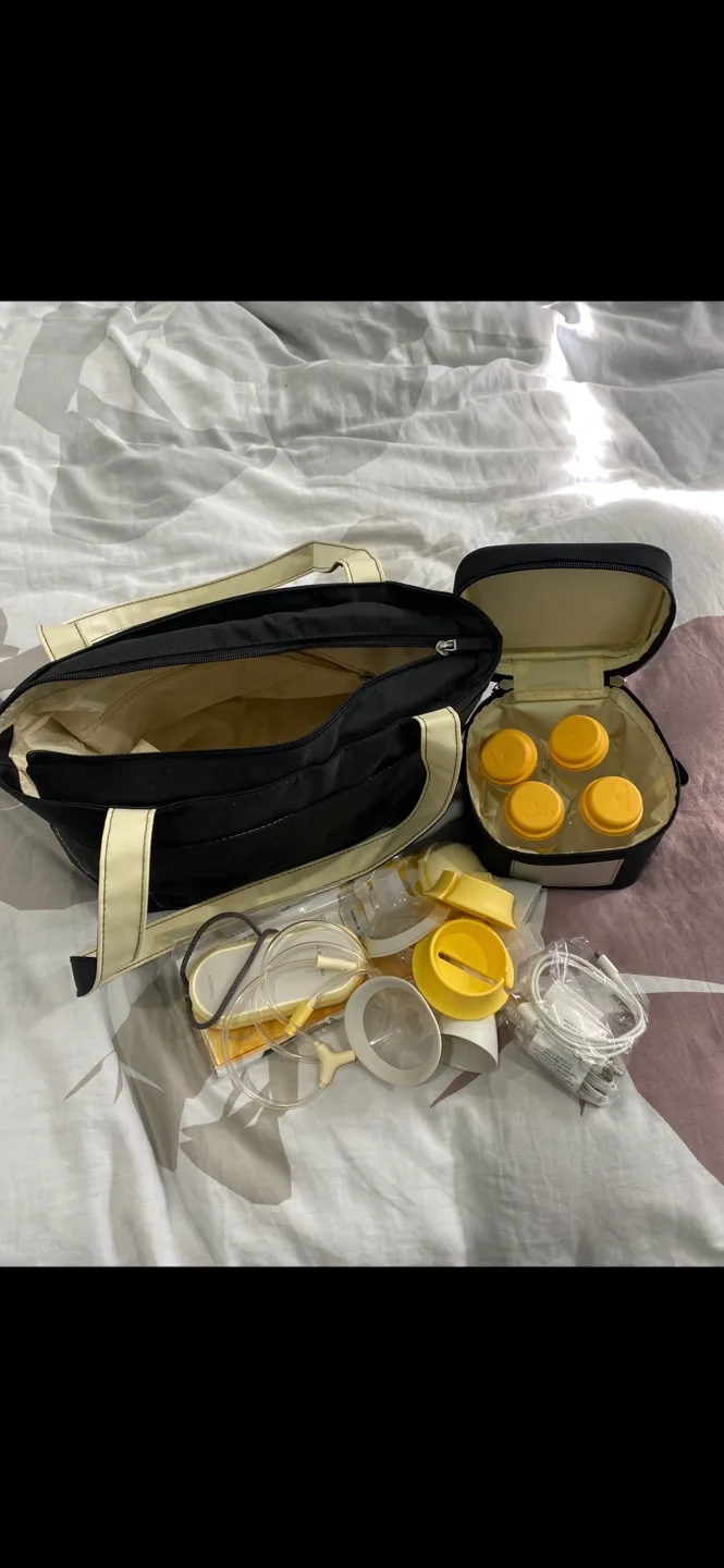 Medela Breast Pump with Tote and Cooler