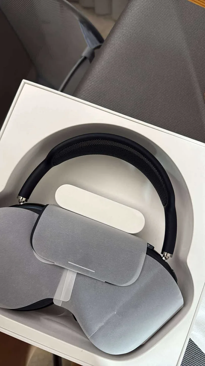 New Apple AirPods Max - MidNight image indicator(2)