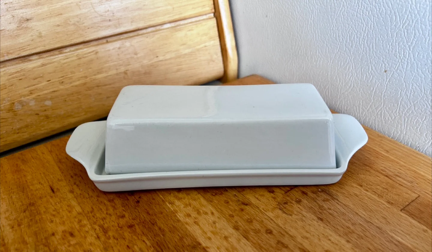White Ceramic Butter Dish with Lid thumbnail