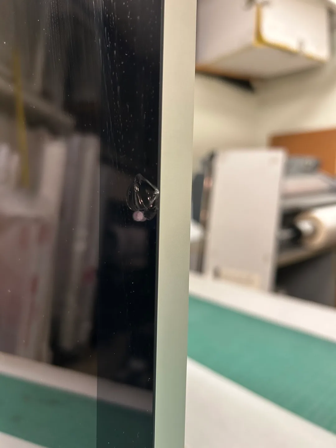 27 Inch Apple Thunderbolt Display with small damage on the side image indicator(2)