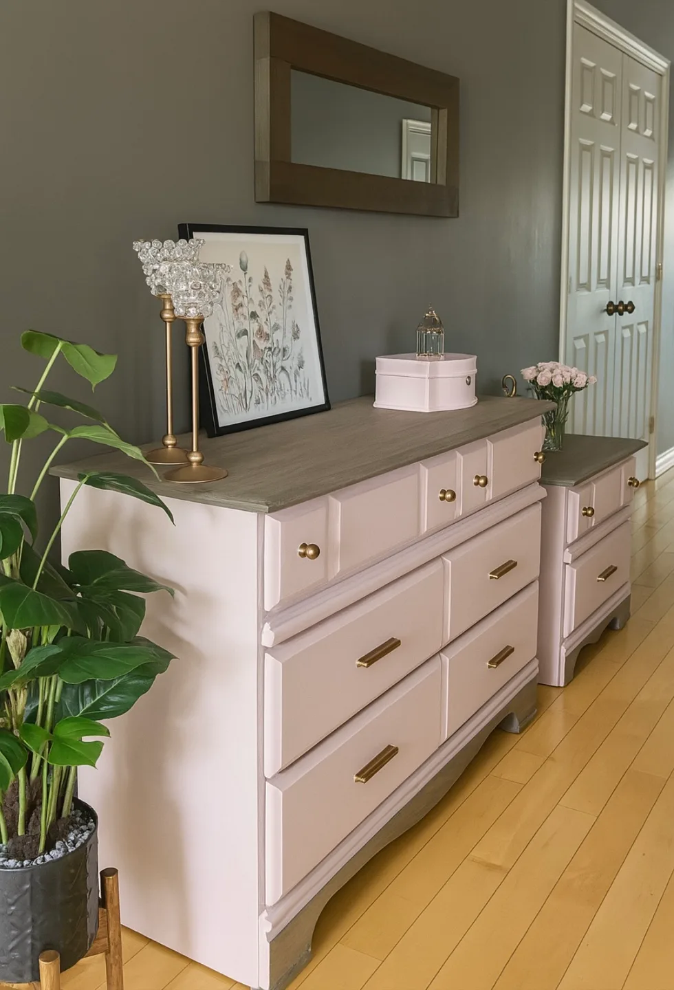 ✨Stunning Restored Solid Wood Dresser and matching End Table✨ image indicator(2)