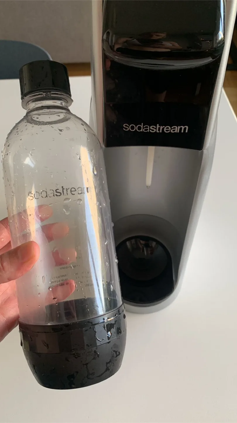 SodaStream Sparkling Water Maker with CO2 and bottle image indicator(3)