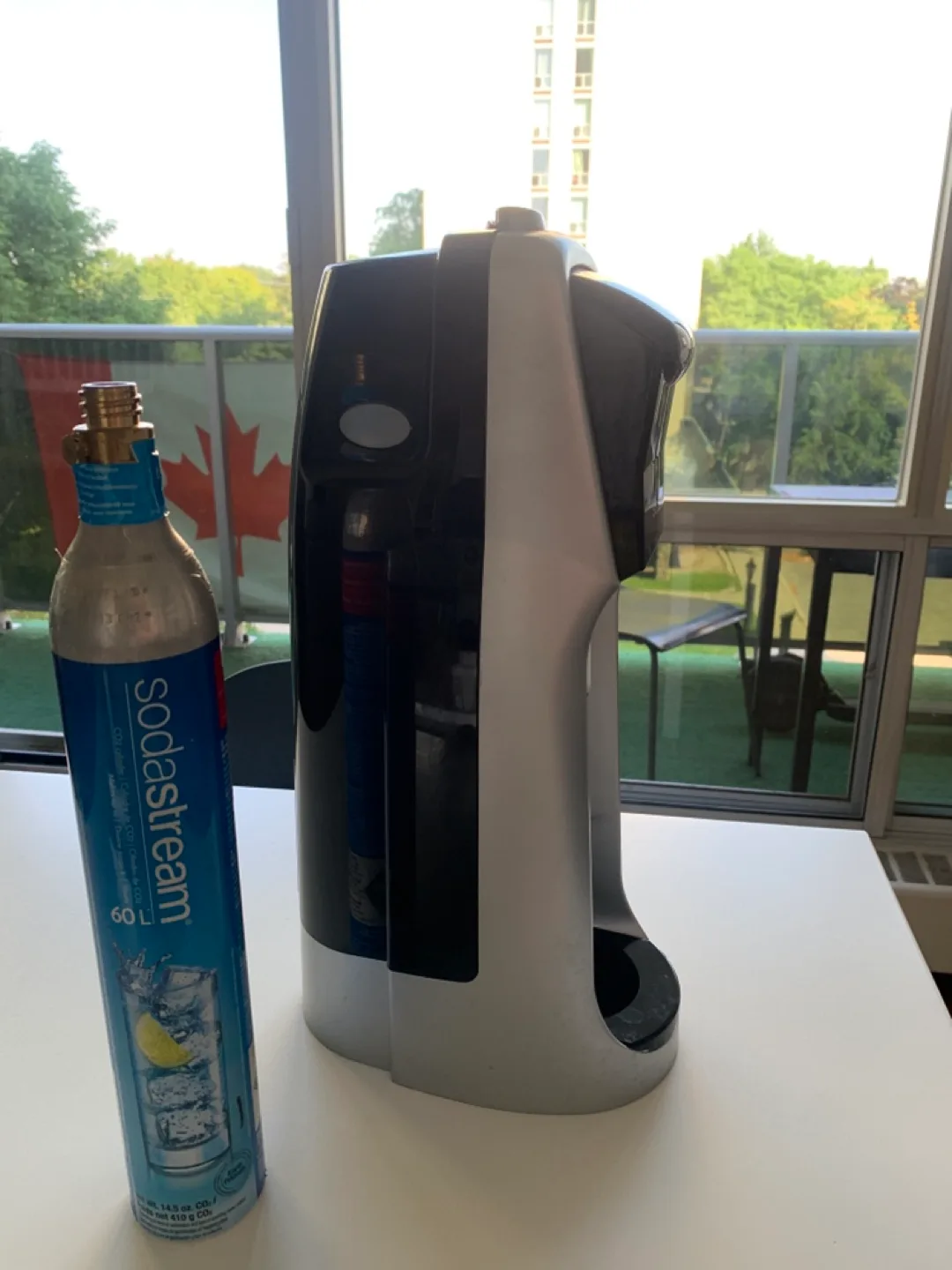 SodaStream Sparkling Water Maker with CO2 and bottle image indicator(2)