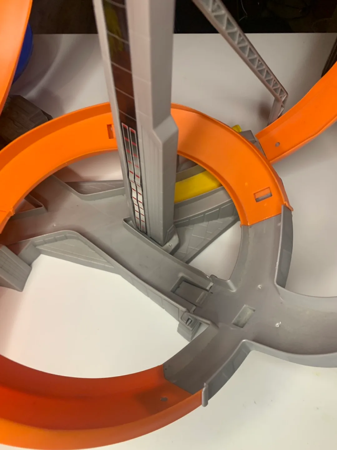 Hot Wheels 2015 Spin Storm Motorized Racing Set CDL45 image indicator(4)