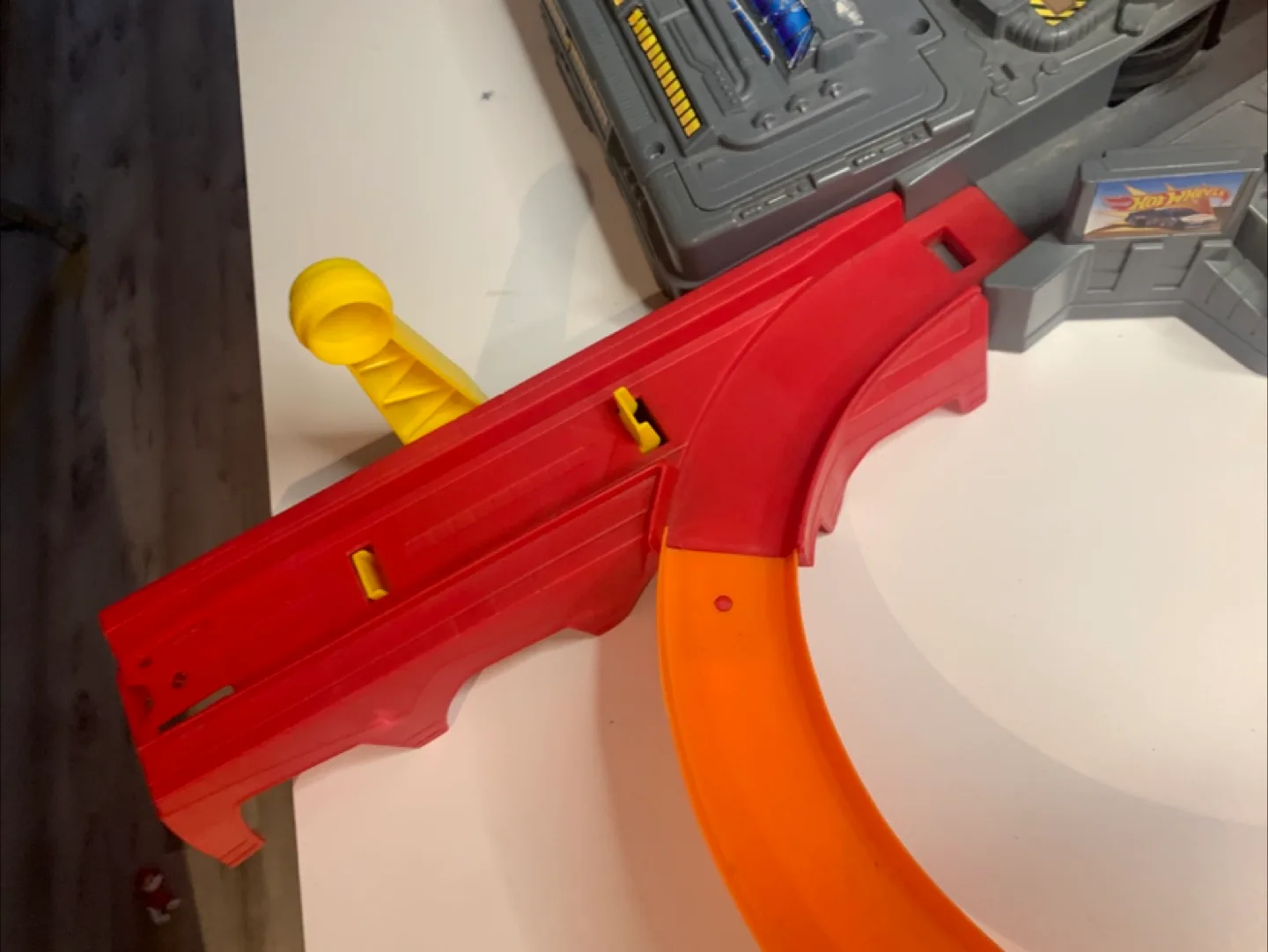 Hot Wheels 2015 Spin Storm Motorized Racing Set CDL45 image indicator(6)