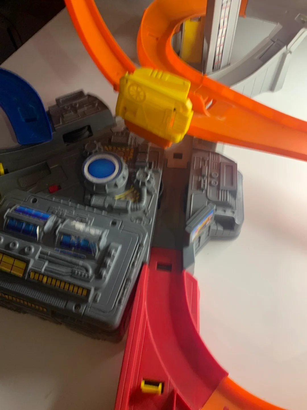 Hot Wheels 2015 Spin Storm Motorized Racing Set CDL45 image indicator(8)